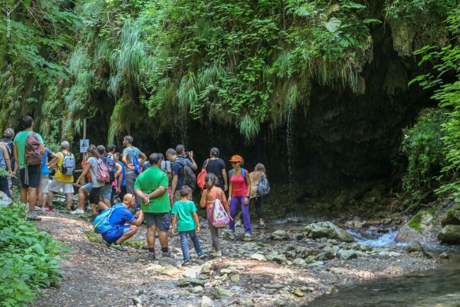 Amalfi: Private Valley of the Mills Nature Reserve Tour - Meeting in Piazza Duomo and entering the old town
