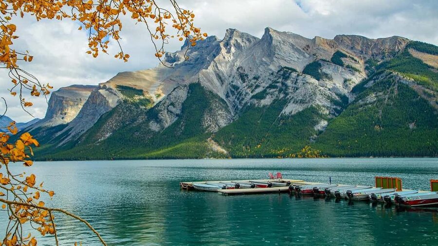 Banff/Calgary:Banff National Park&Johnston Canyon 1-Day Tour - Lake Minnewanka brings open water and quiet space