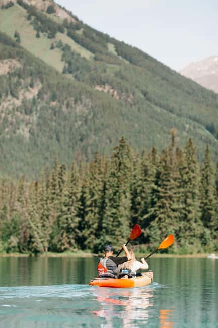 Banff National Park: Kayaking Trip - Meet the Banff Canoe Club guide and get ready