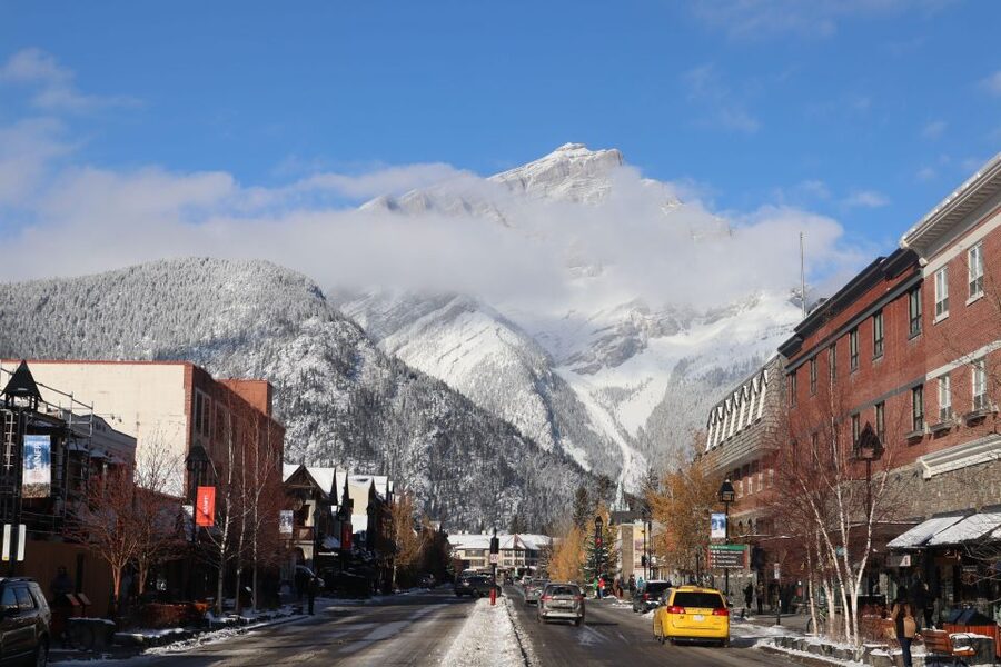 Calgary/Canmore: Banff National Park & Lake Louise Day Trip - Bow Falls, Surprise Corner, and the Summer Lake Change