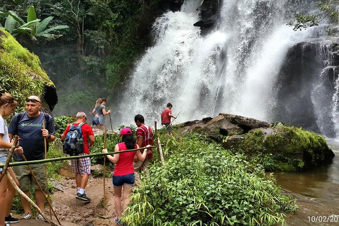 Doi Inthanon National park and 2 hours hiking with private tour - Starting with markets and hill-tribe life