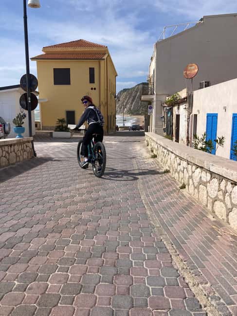 E-Bike Scala dei Turchi: Food tasting, villages, snorkeling, nature reserve - Sicilian village streets and a small food stop