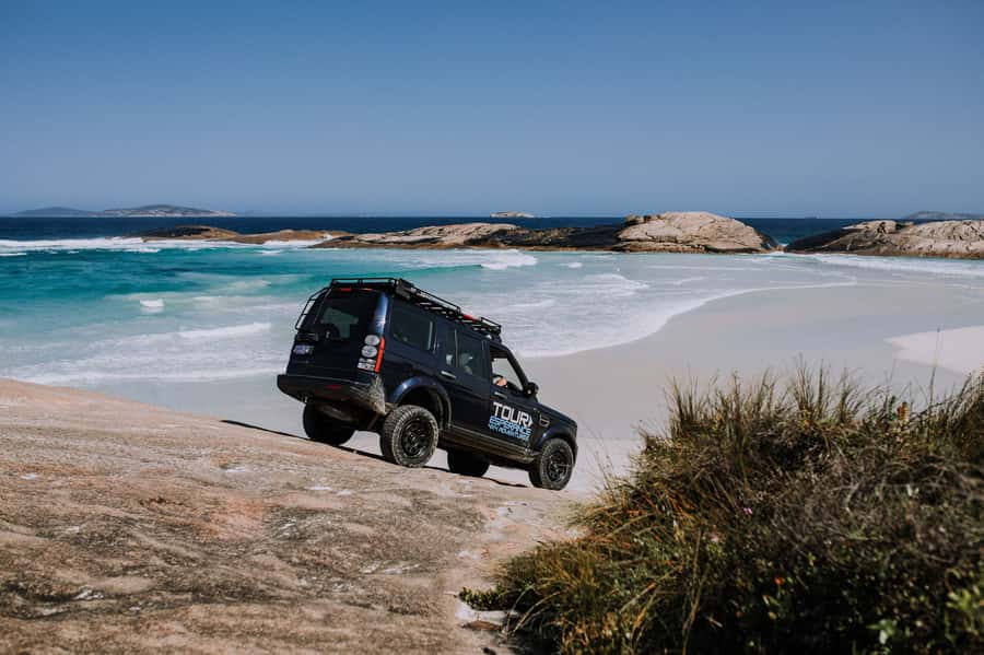 Esperance: Cape Le Grand National Park 4x4 Beach Adventure - Reaching the white sand of Lucky Bay