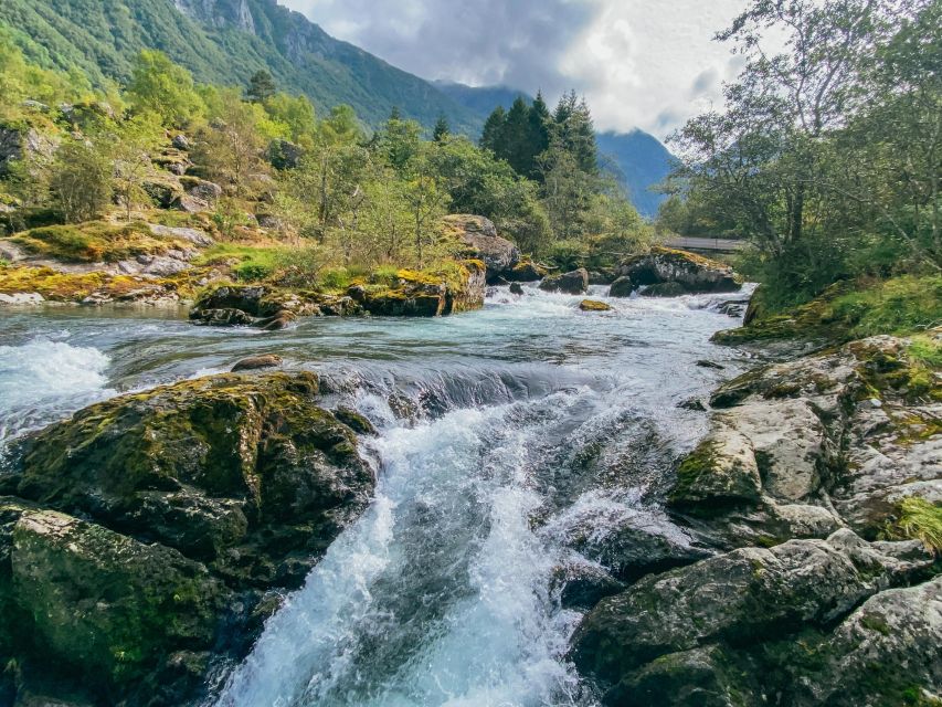 From Bergen: Folgefonna National Park & Glacier Lake Tour - The Bondhusvatnet trail is gentle, not effortless