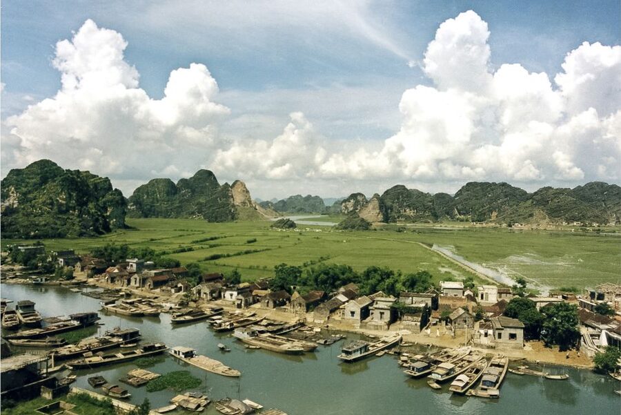 From Hanoi: Ninh Binh & Cuc Phuong National Park 2-Day Tour - Lunch in Ninh Binh and the slow pace of Tam Coc
