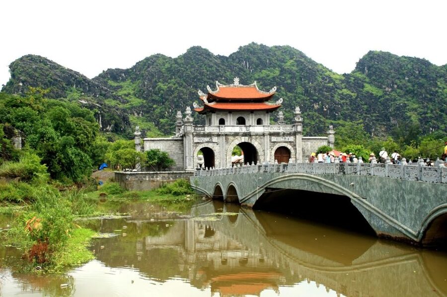 From Hanoi: Ninh Binh & Cuc Phuong National Park 2-Day Tour - Mua Cave and the 500-step climb