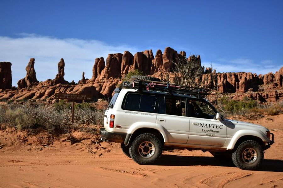 From Moab: Arches National Park 4x4 Drive and Hiking Tour - Picnic Lunch Before the Backcountry Ride