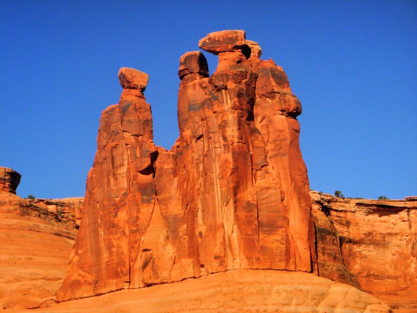 From Moab: Arches National Park 4x4 Drive and Hiking Tour - Dinosaur Tracks and the Old Cowboy Trail