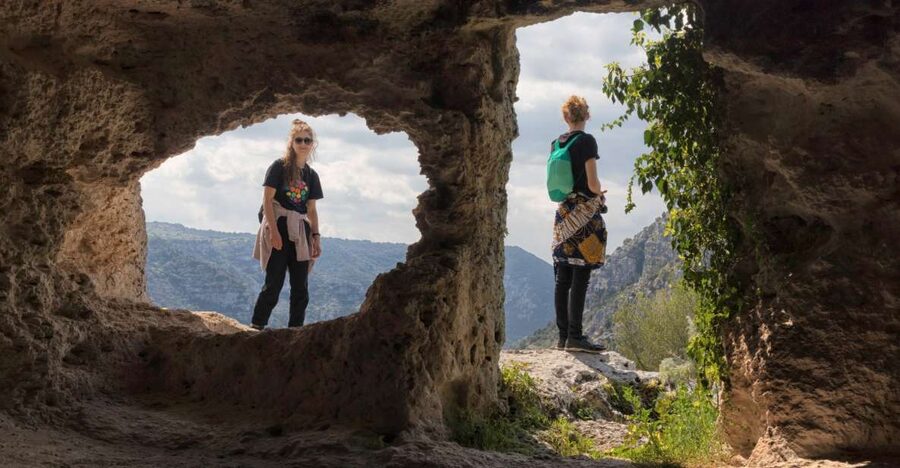 From Siracusa: Pantalica Nature Reserve Guided Hiking Tour - Seeing the Byzantine cave dwellings