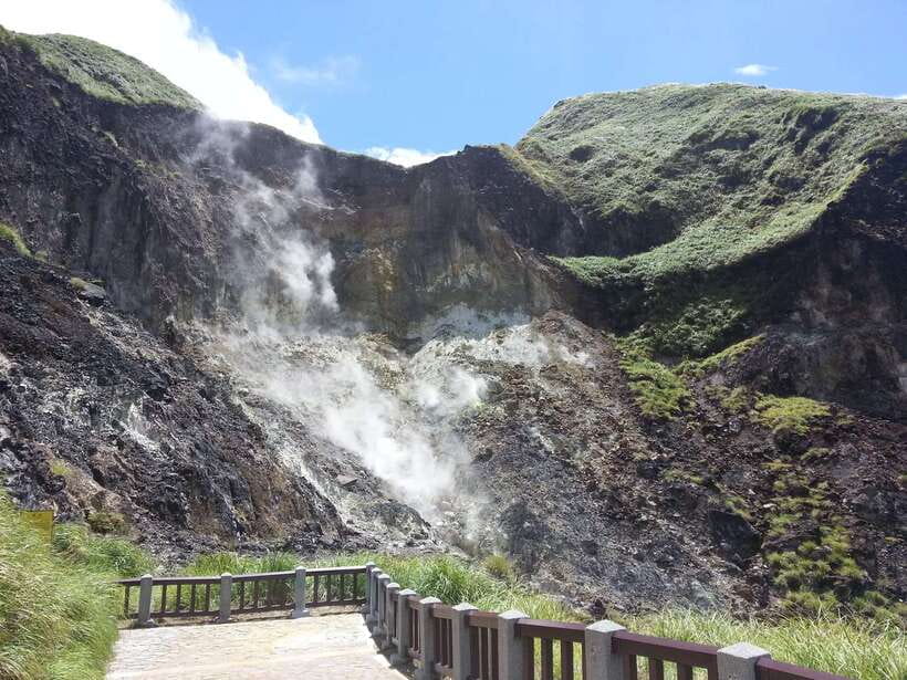 From Taipei: Beitou and Yangmingshan National Park Day Tour - Three mountain stops with three different moods