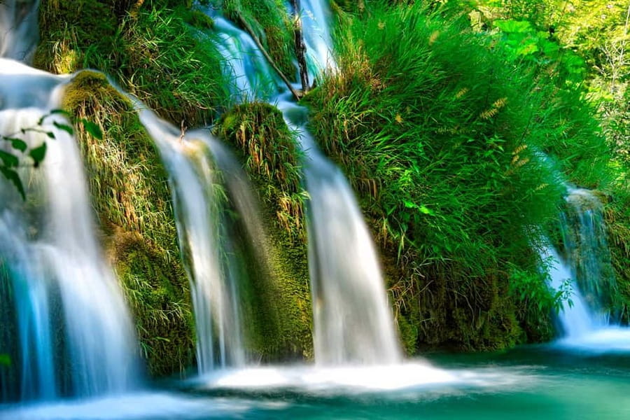 From Zadar: Plitvice Lakes National Park Day Trip +Boat Ride - The Upper Lakes and their travertine barriers