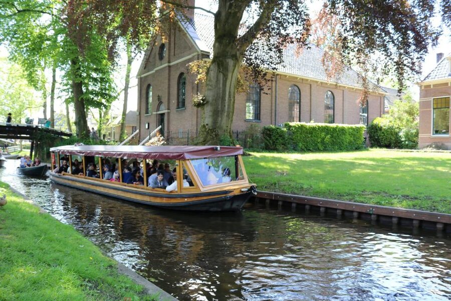 Giethoorn: Village & National Park Canal Cruise with Coffee - Through the village canals and under the bridges