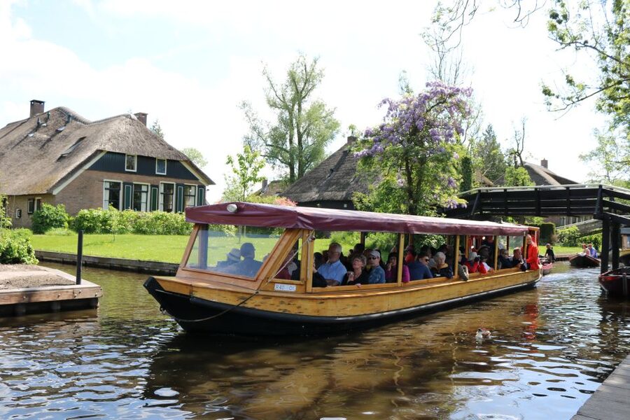 Giethoorn: Village & National Park Canal Cruise with Coffee - Out to the lake beside Weerribben-Wieden