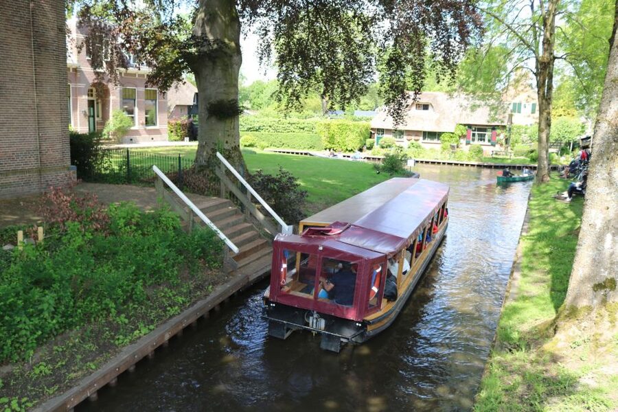 Giethoorn: Village & National Park Canal Cruise with Coffee - Coffee, tea, and the small comforts onboard