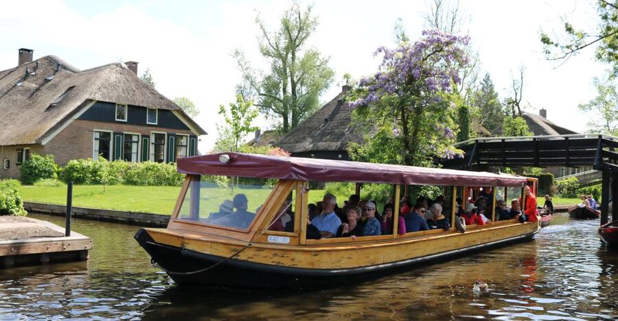 Giethoorn: Village & National Park Canal Cruise with Coffee - Starting at Koppers Giethoorn