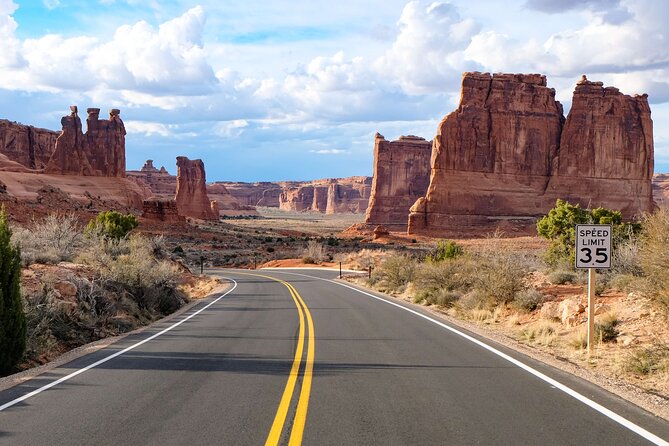 HIGHLY RATED Arches National Park Sightseeing Tour From Moab Utah - Balanced Rock and the art of a quick stop