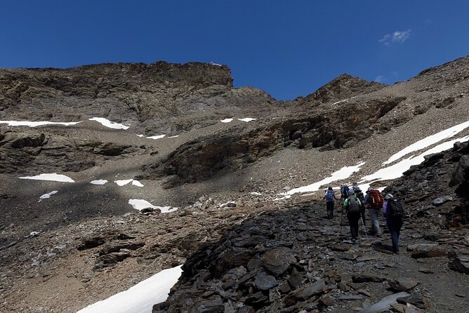 Hiking experience in the High Sierra Nevada National Park - Walking through San Juan Valley