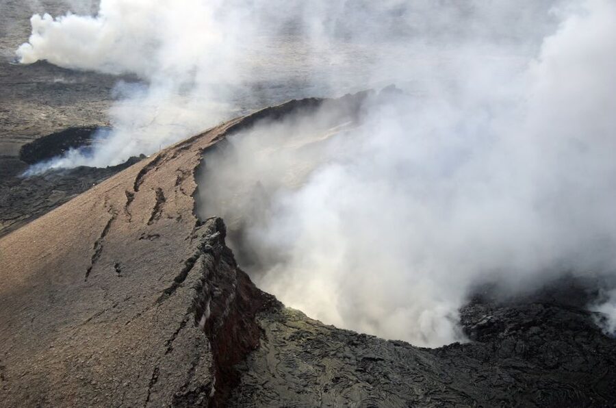 Hilo: Hawaii Volcanoes National Park Flight - Puʻu ʻŌʻō and the marks of old and new lava