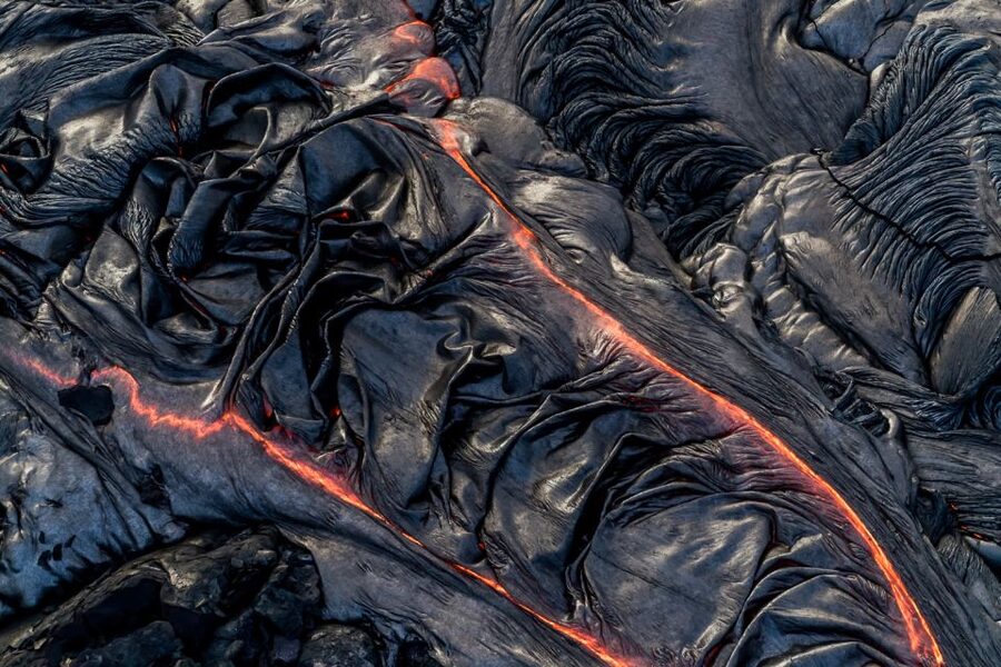 Hilo: Hawaii Volcanoes National Park Flight - Black sand beaches and volcanic coast