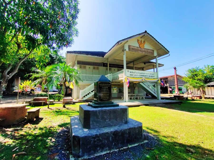 Ko Lanta: National Park, Old Town, and Mangrove Kayak Tour - Should You Book the Ko Lanta Combination Tour?