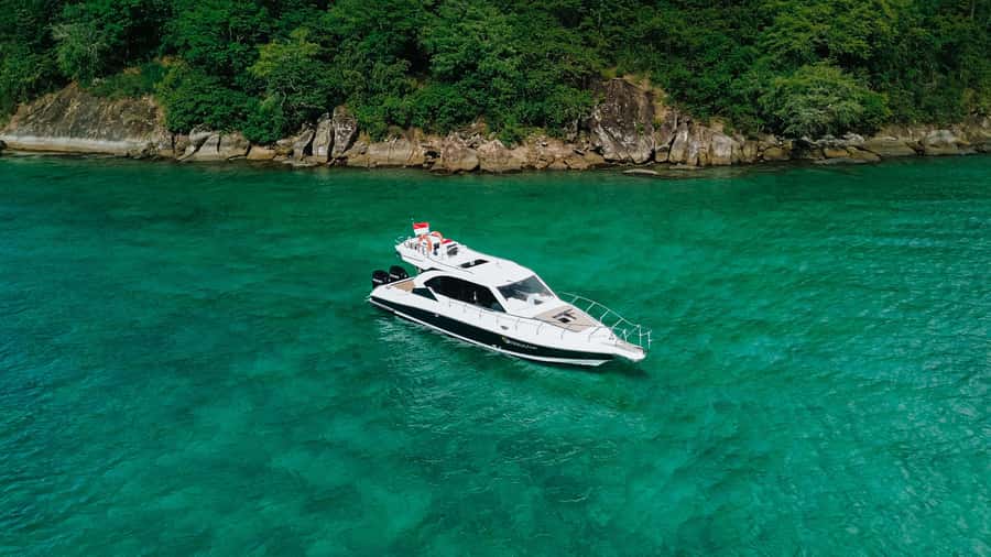 Labuan Bajo: Komodo National Park Full-Day Speedboat Tour - Boat comfort, crew service, and group size