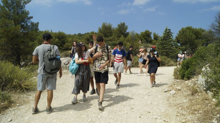 Marseille: Calanques National Park Guided Hike with Picnic - The picnic is small but useful