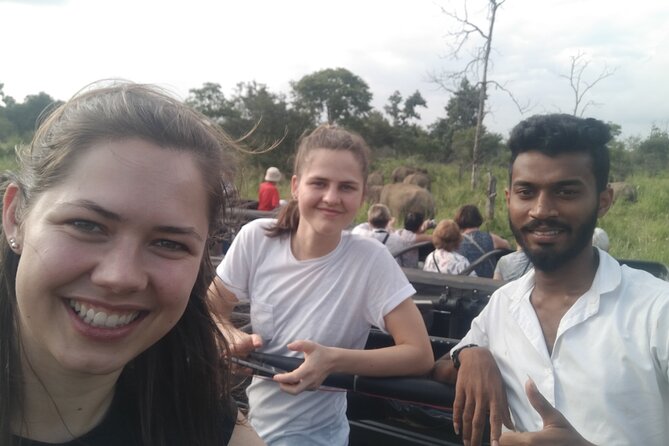 Minneriya / Kaudulla National Park Jeep Safari - Searching for elephants near the reservoirs