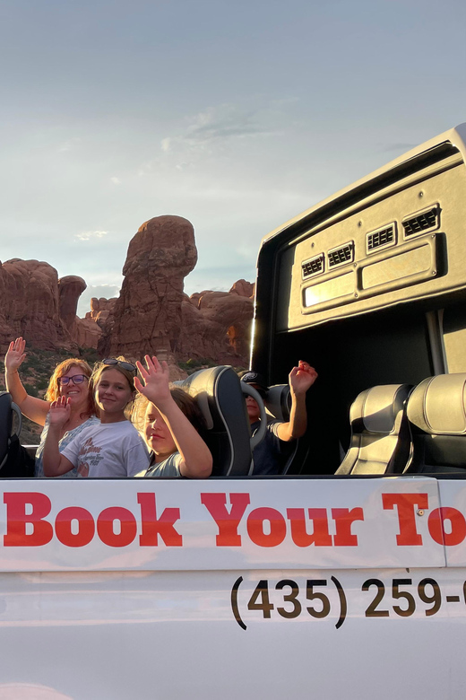 Moab: Arches National Park Sightseeing Tour - Four hours, with the driving taken care of