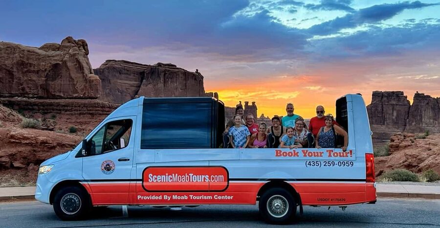 Moab: Arches National Park Sightseeing Tour - Guides who add more than directions