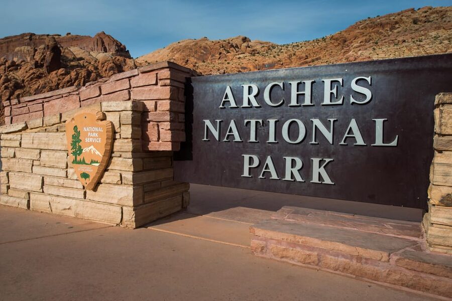 Moab: Arches National Park Sightseeing Tour - Snacks, cold drinks, and desert comfort