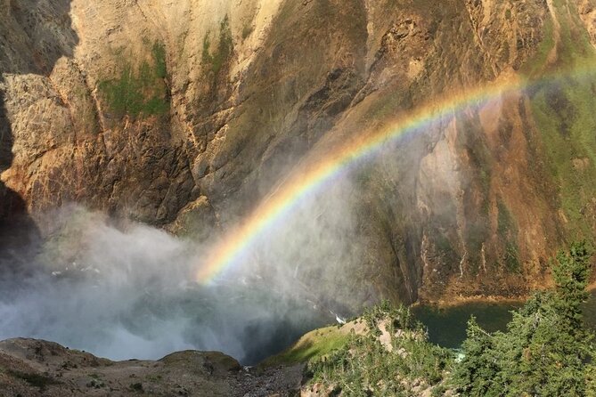 Private Lower Loop Tour of Yellowstone National Park - West Thumb Geyser Basin by the Lake