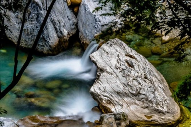Private Taroko Gorge Day Tour from Hualien with Local Expert - Entering Taroko National Park and its marble gorge