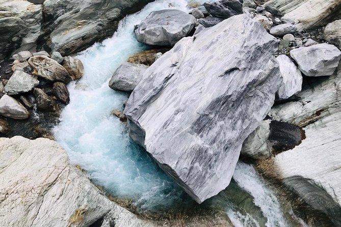 Private Taroko Gorge National Park Day Tour - Cimu Bridge and the road through the gorge