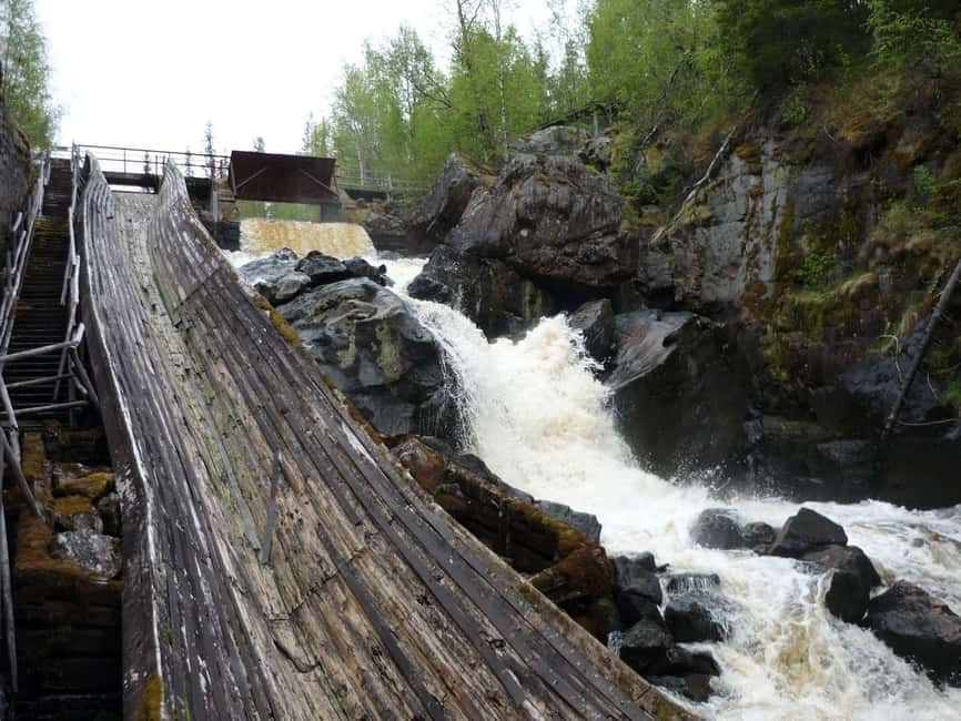 Rovaniemi: Auttiköngäs Waterfall Hike & Wilderness BBQ - A sausage barbecue beside the fire