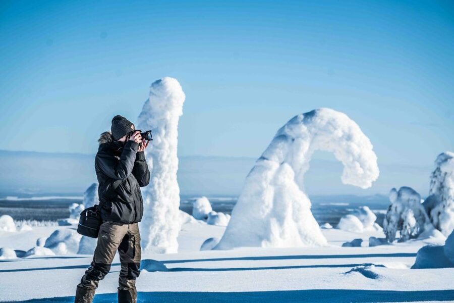 Rovaniemi: Riisitunturi National Park with Pro Photos & BBQ - The 4-kilometer hike through snow-covered forest