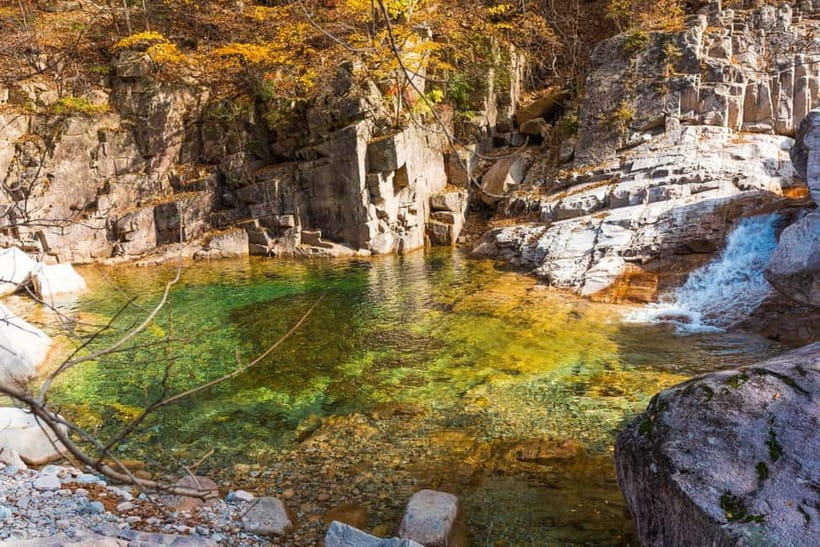 Seoul: Mt. Seoraksan National Park Autumn Foliage Day Tour - Autumn color, granite peaks, and forest temples