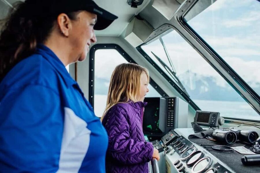 Seward: Kenai Fjords National Park Glacier & Wildlife Cruise - Crew service and the role of the guide