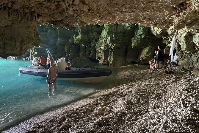 Speed Boat Tour to National Park and Grama Bay - Food, drinks, music, and comfort on board
