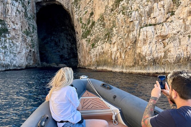 Speed Boat Tour to National Park and Grama Bay - Leaving TripMe.Today for the open coast