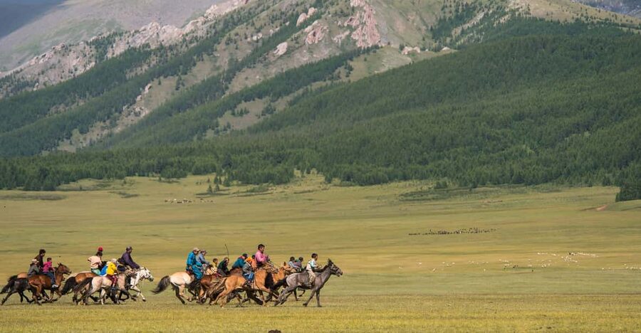 Terelj National Park: Tour with horse riding and hiking - Day two: hiking, eagle photos, and Chinggis Khan
