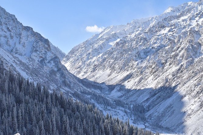The dazzling winter hike at the Ala Archa National Park - Starting the hike with trekking poles