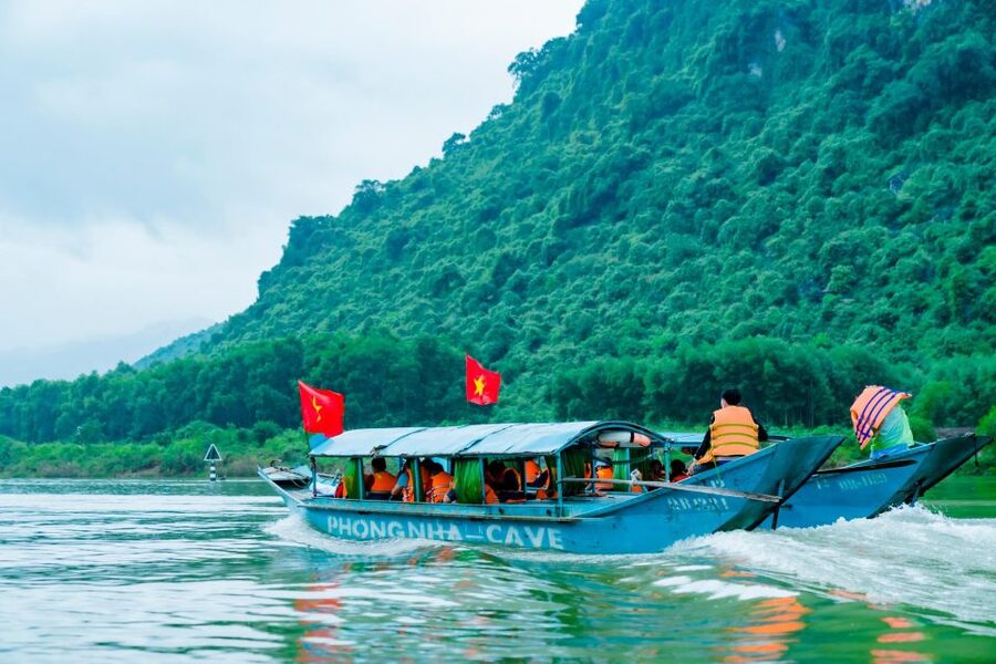 Tour Phong Nha-Ke Bang National Park 2 days 1 night - Day one on the road from Đồng Hới